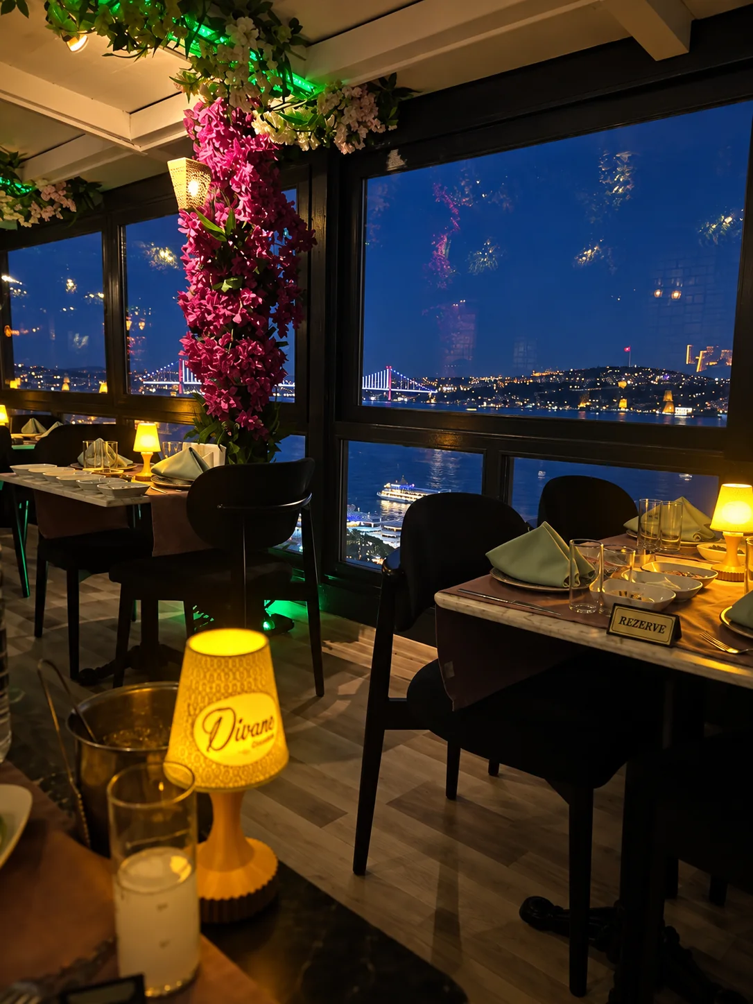 Divane Cihangir ışıklı masa ve Boğaz manzarası